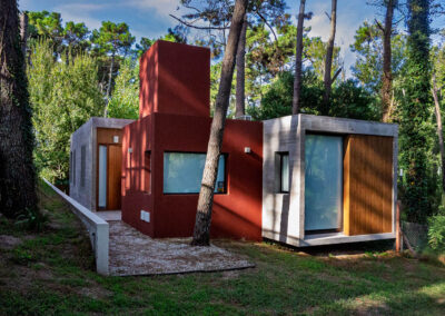 Fachada de Casa Moby Dick en Mar Azul, arquitectura moderna integrada en el bosque