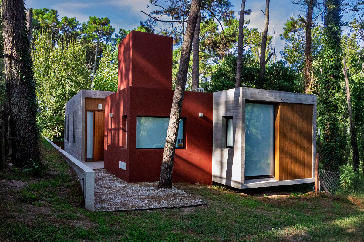 Fachada de Casa Moby Dick en Mar Azul, arquitectura moderna integrada en el bosque
