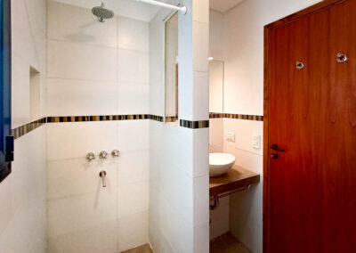 Segundo baño de Casa Moby Dick en Mar Azul con ducha y antebaño moderno.